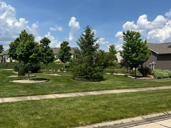 1104 Farm Lake Dr, Mahomet, IL 61853