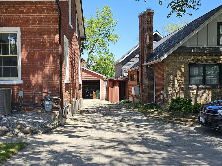 Right-side driveway