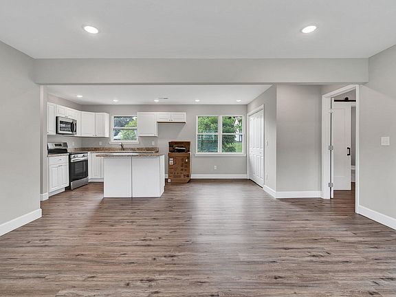 4th image of 255 Sara Dr SE