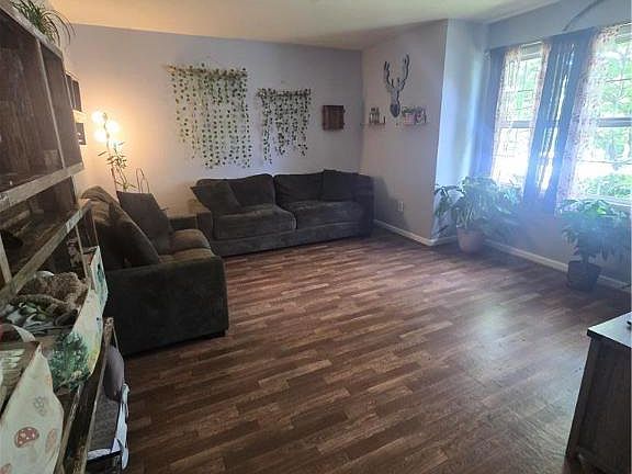 3rd image of 1077 Oakhurst Dr