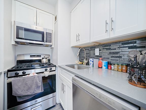 3rd image of 337 W 43rd St APT 3D