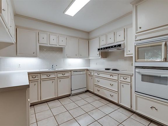 3rd image of 3816 Brookhaven Cir