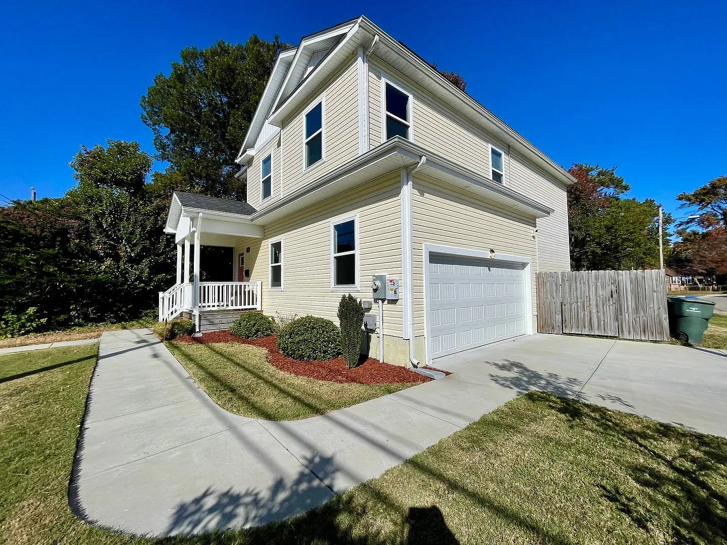 Beautiful Home with Modern Finishes, Spacious Deck & Fenced Backyard! — Photo 2