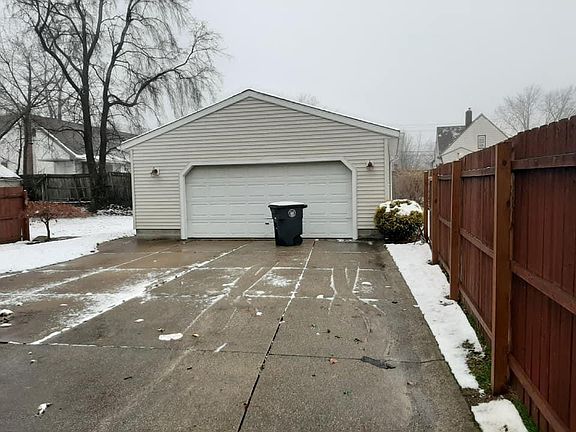 3rd image of 855 Davies Ave