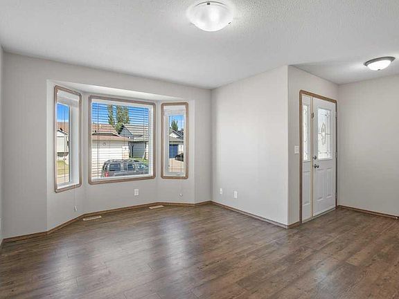 4th image of 127 N Lyons Close