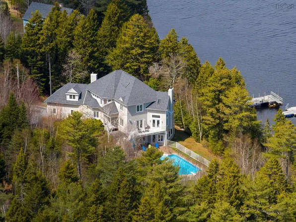 1 Eagle Point Ln, Halifax, NS B3Z 2K8