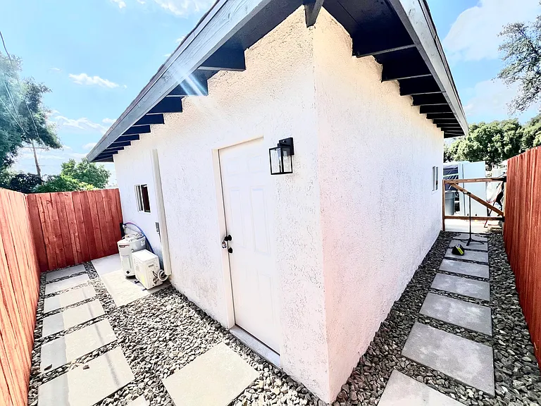 2450 Prospect Ave — Photo 5