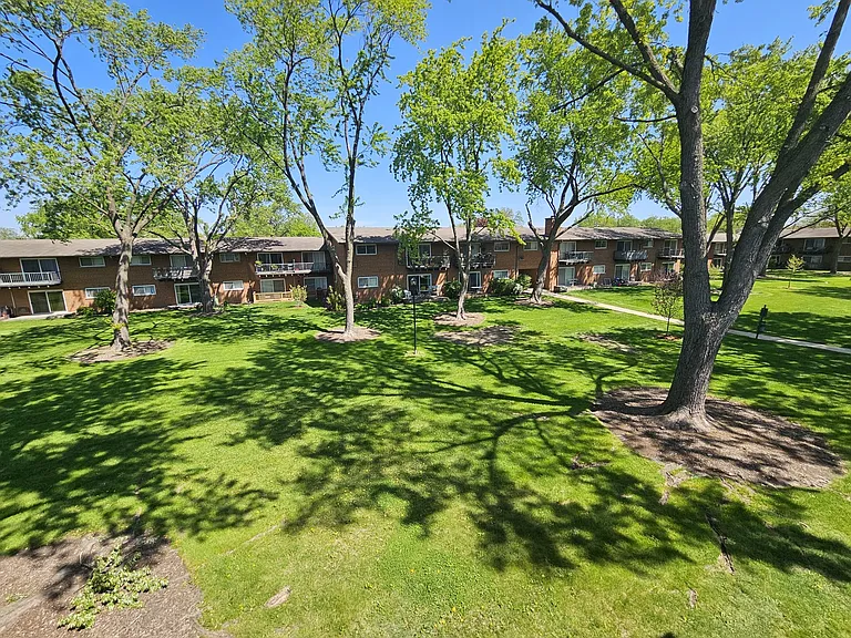 1910 W Hatherleigh Ct #2E — Photo 9