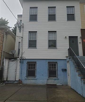 5th image of 32 Belmont Ave