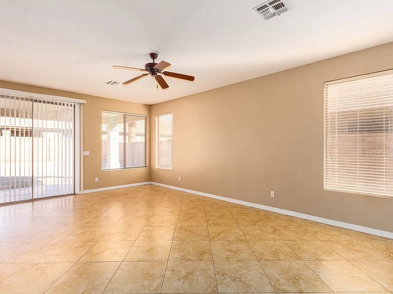 3556 E Hampton Ln — Photo 3