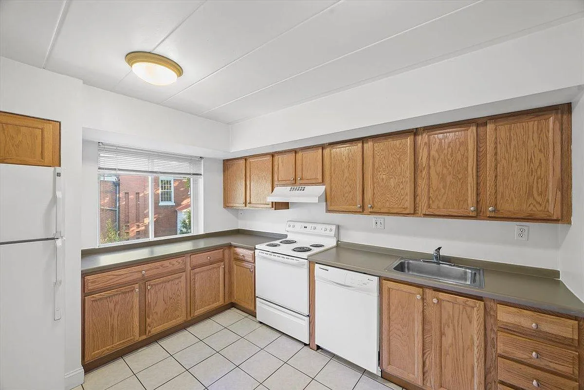 Building Photo - 6315 5th Ave #204