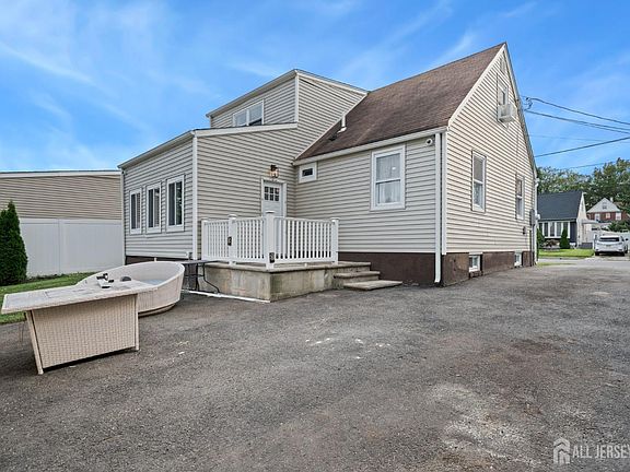 4th image of 296 Saint James Ave
