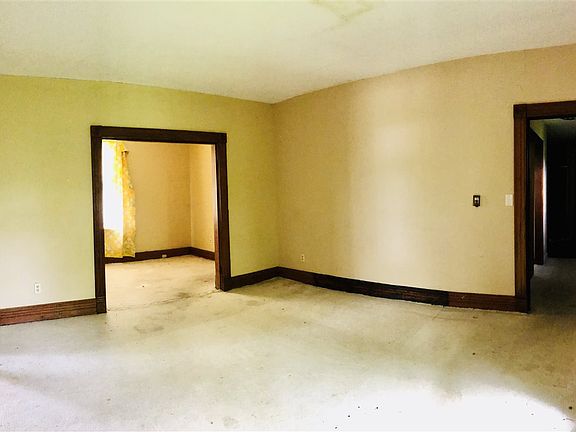 5th image of 105 E Adair St