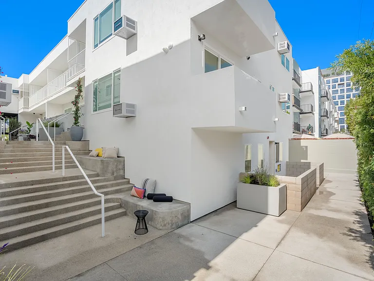 1422 Tamarind Ave — Photo 39