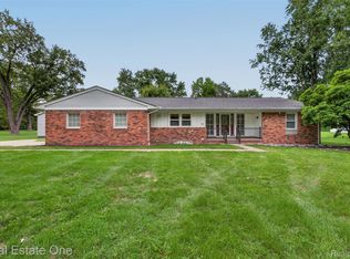 2230 Odette Dr, Waterford, MI 48328
