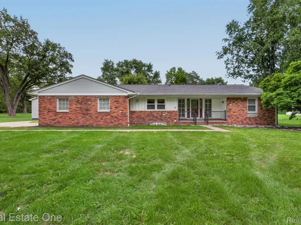 2230 Odette Dr, Waterford, MI 48328