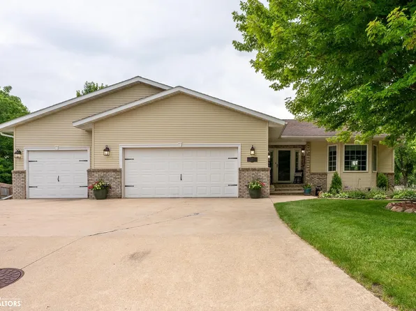 113 Oakview Dr, Forest City, IA 50436