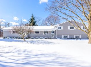 2762 Bridle Rd, Bloomfield Hills, MI 48304