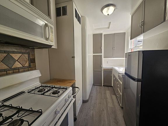 3rd image of 4033 Park Blvd