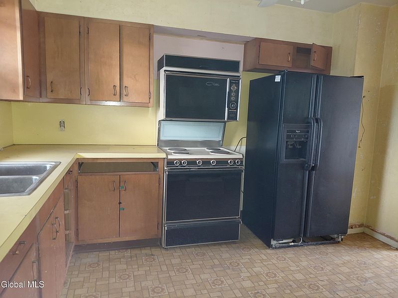 4th image of 1 Crestwood Avenue