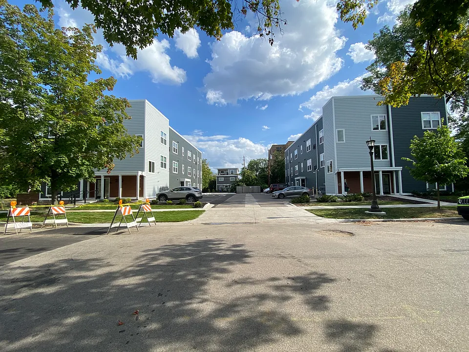 2212 W Stewart Ave #3