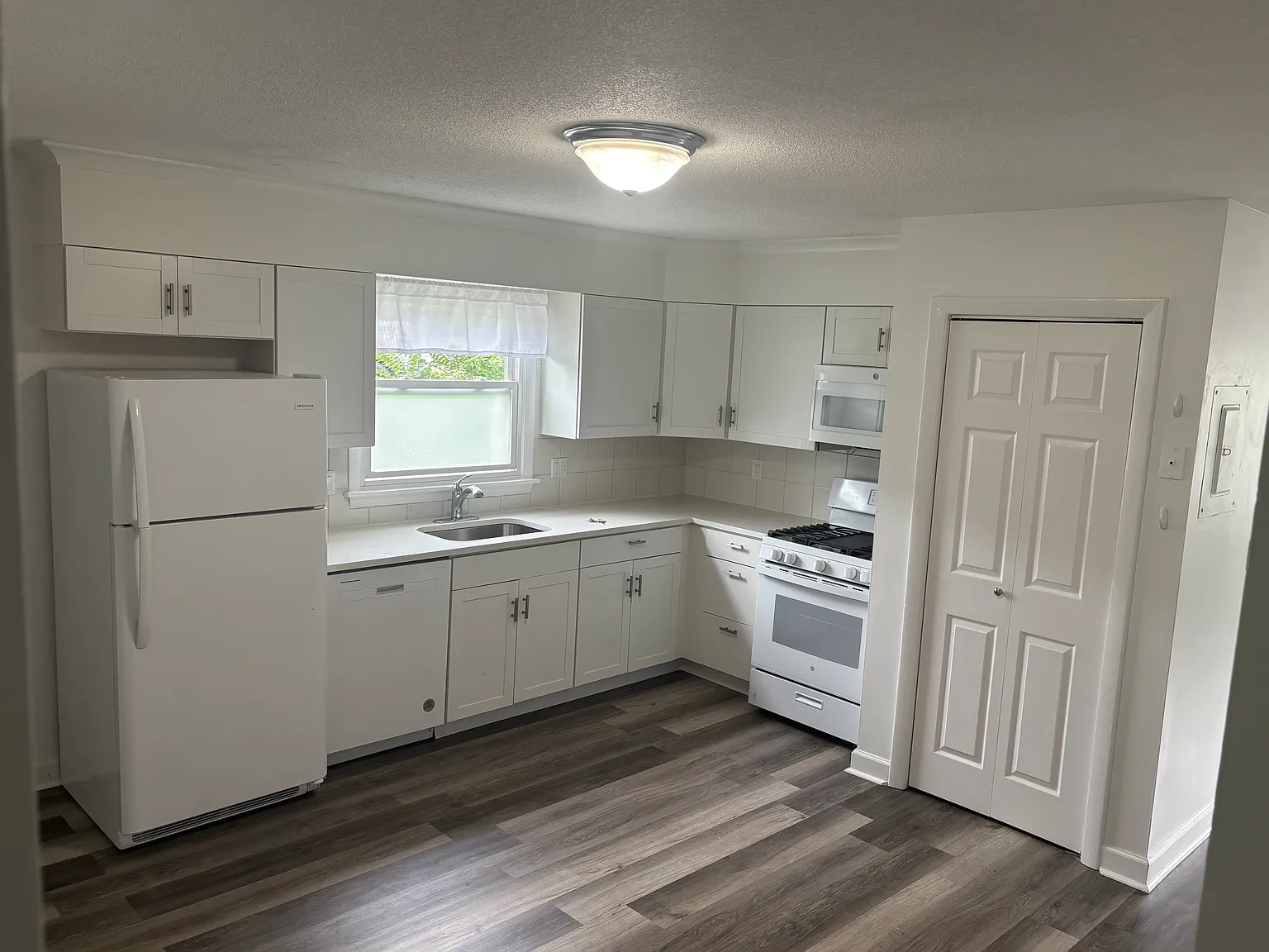 3 bed, 1200 sqft, $2,400 — Photo 2
