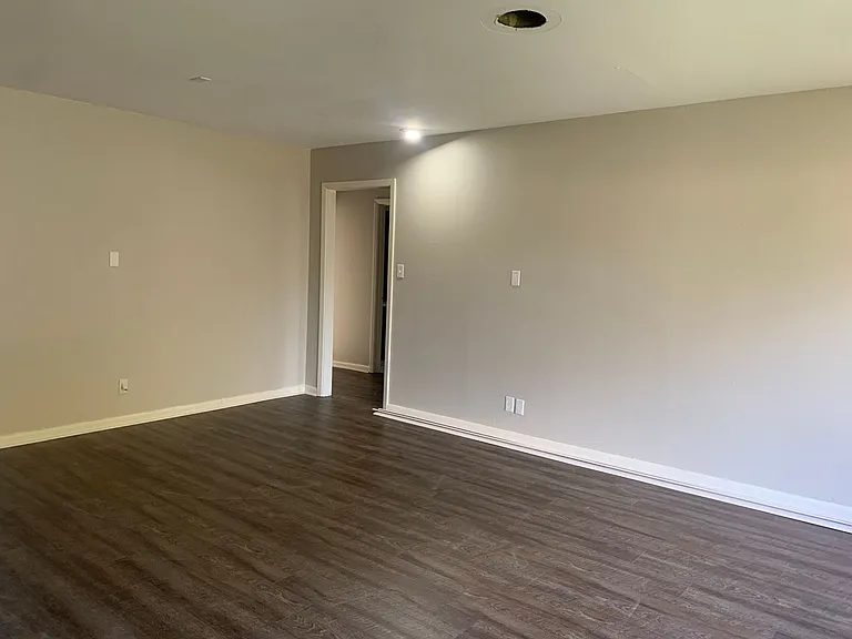 2204 Clinton St — Photo 2