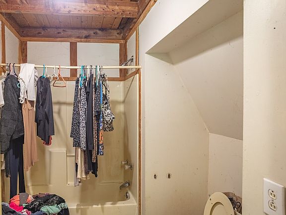 14th image of 156 Tracy Rd