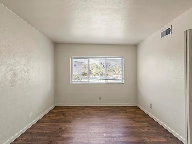 Westport Edge Apartments — Photo 41