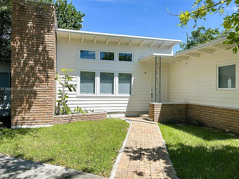 6395 SW 42nd Ter — Photo 1