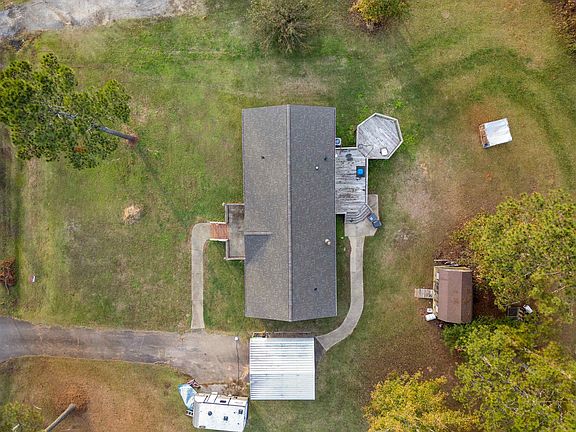 4th image of 214 Suburban Dr