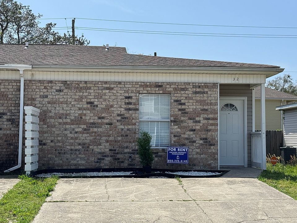 1st image of 32 Chatelaine Cir SE