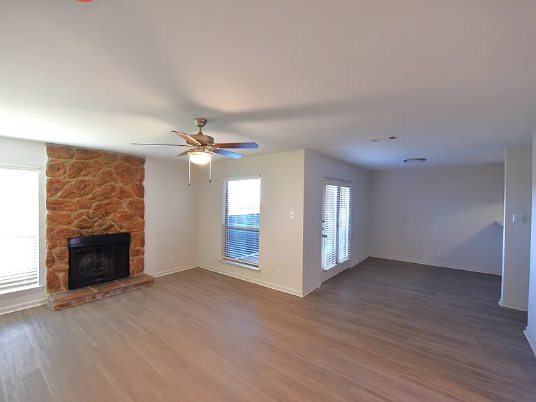 Woodbridge Crossing Apartments — Photo 11