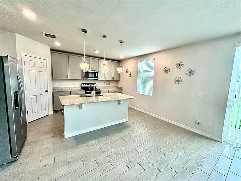 144 Towns Cir — Photo 3