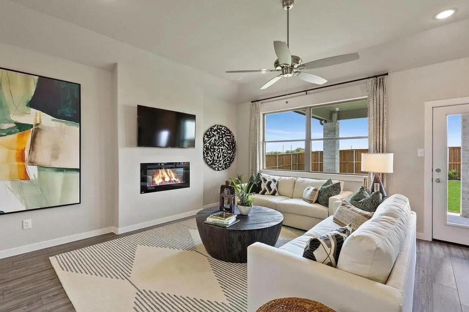 2817 Foxwood St — Photo 2