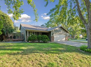 951 Redwing Ct, Chanhassen, MN 55317