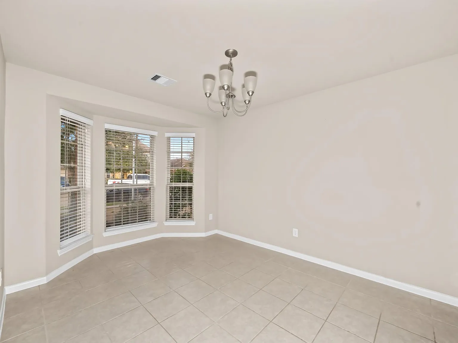 3 bed, 2.0 bath, 1552 sqft, $2,100 — Photo 4