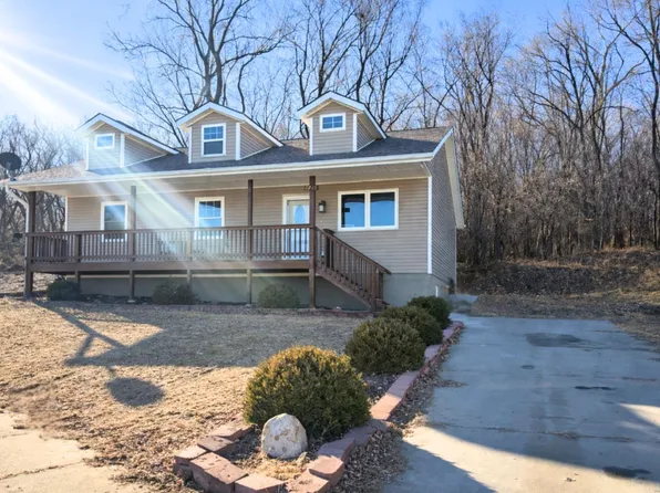 1735 Harkin Pl, Sioux City, IA 51103