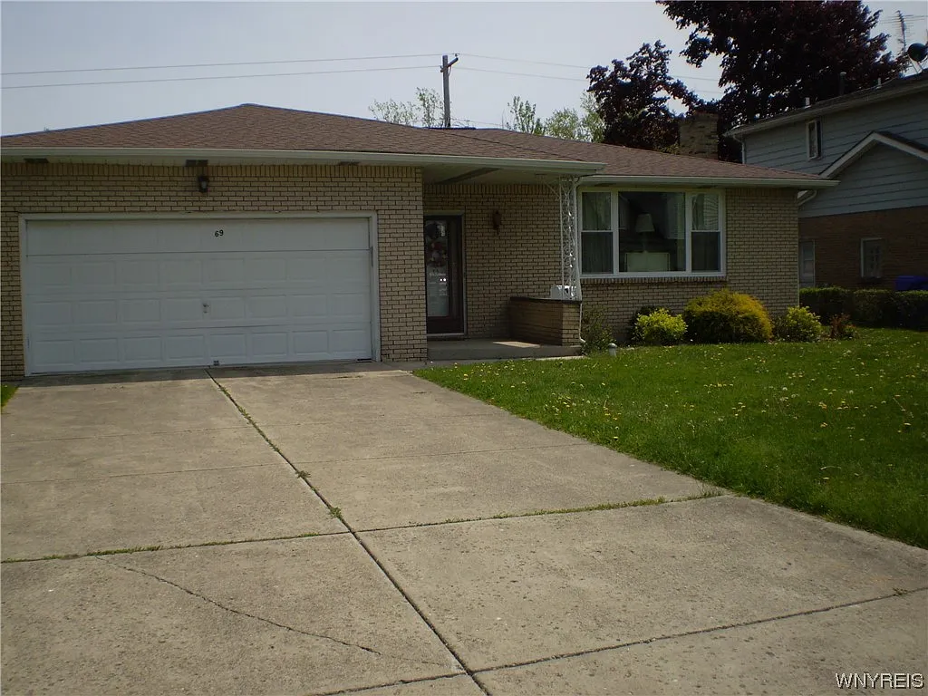 69 Lexington Grn photo 1
