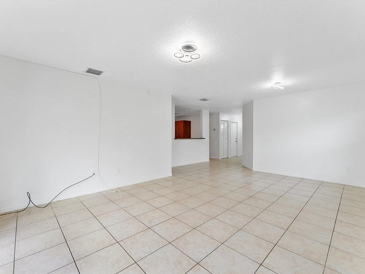 3 bed, 2.0 bath, 1324 sqft, $3,100 — Photo 4