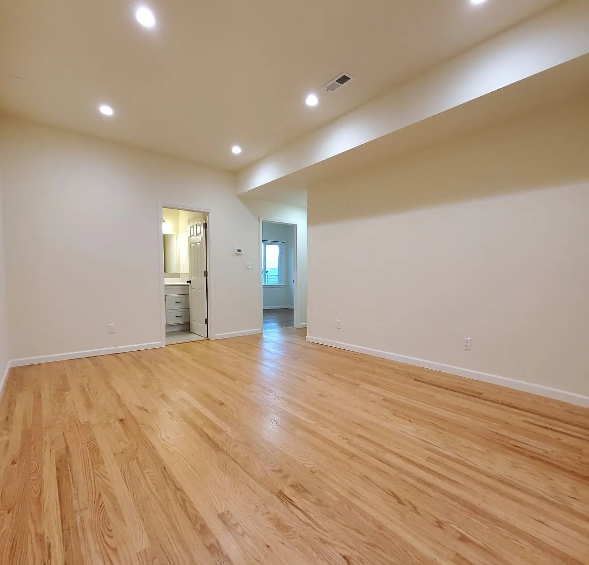 4 bed, 2.5 bath, $11,500 — Photo 3