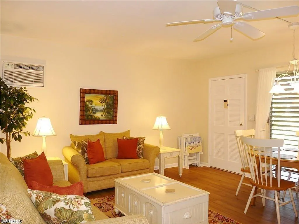2 bed, 1.0 bath, 704 sqft, $2,100 — Photo 2