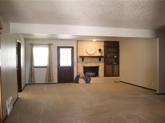 4th image of 2104 Bellaire Dr