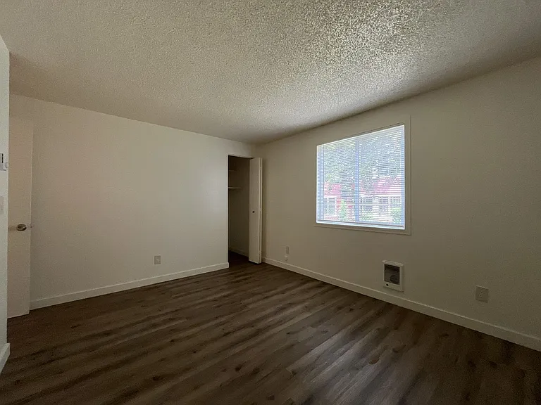 Spacious Corner Apartment with Three Bedrooms, Open Living Space & Modern Kitchen — Photo 22