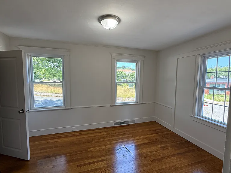 969 N Main St — Photo 7