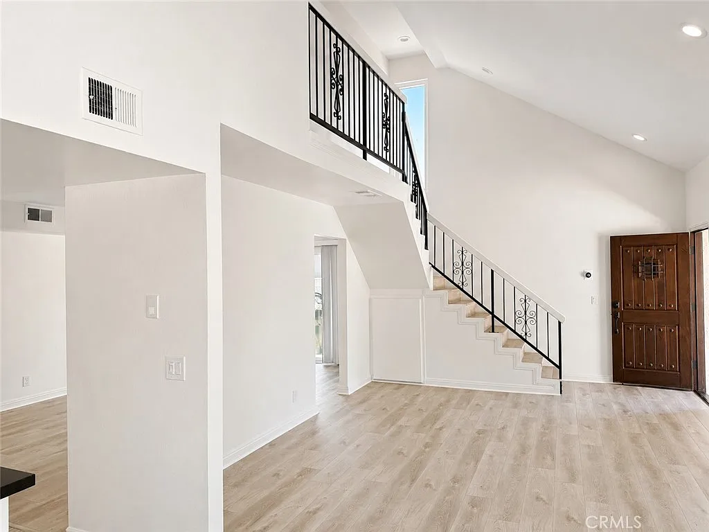 3 bed, 2.5 bath, 1709 sqft, $4,200 — Photo 3