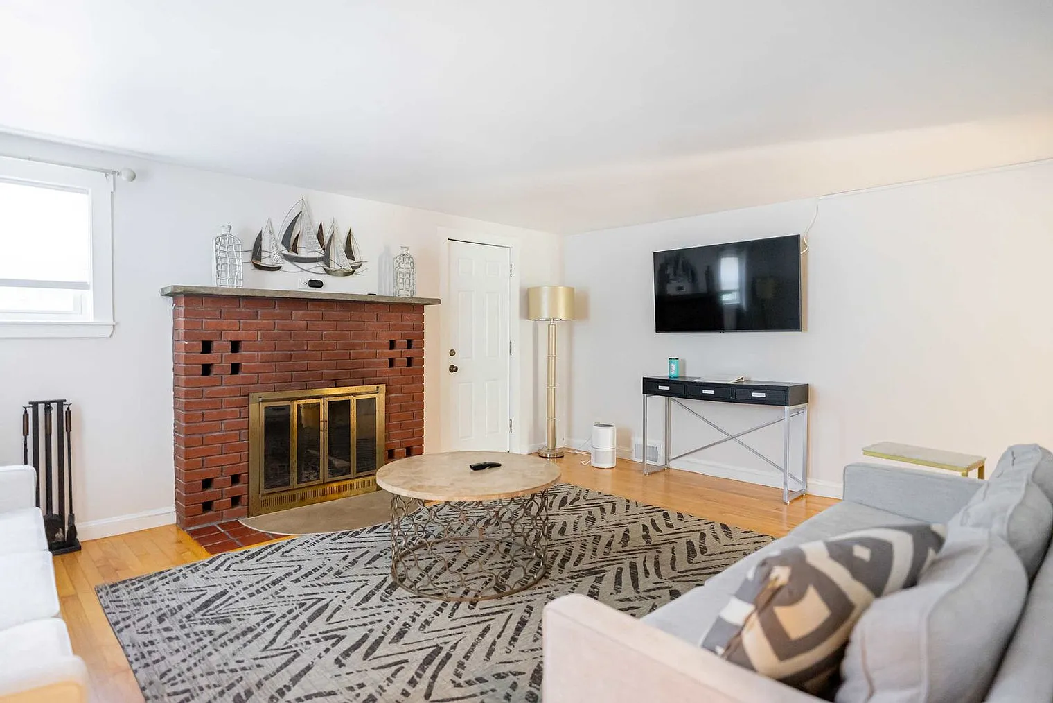 4 bed, 2.0 bath, 1991 sqft, $6,260 — Photo 1