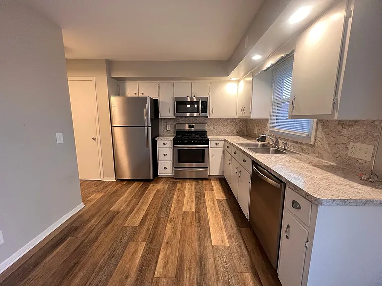 964 Rosewood St — Photo 7