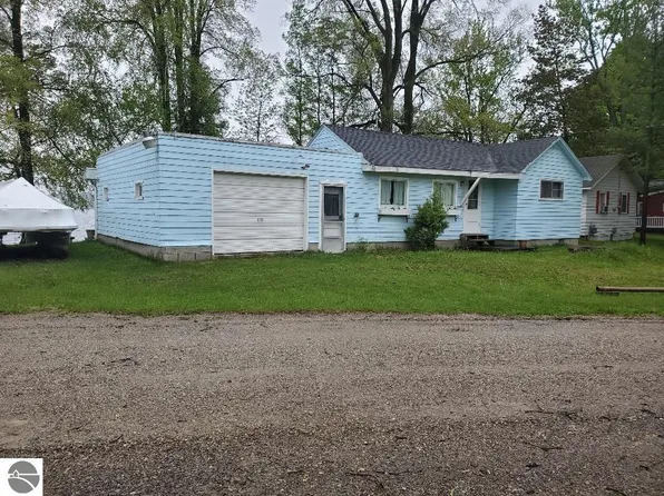 5630 W Lake Shore Dr, Weidman, MI 48893