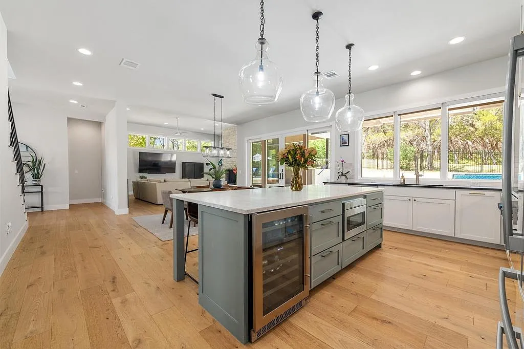 5 bed, 4.5 bath, 3796 sqft, $8,499 — Photo 4